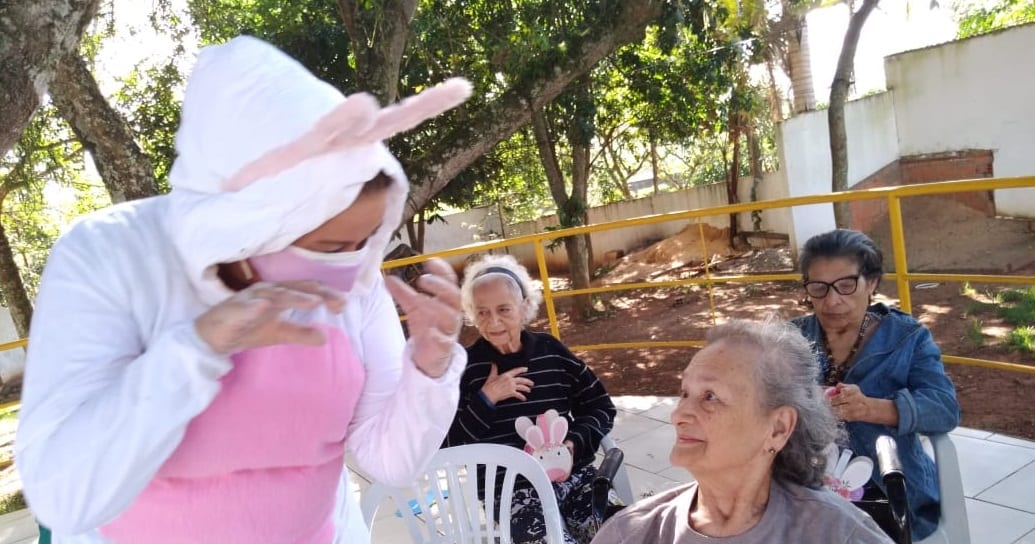 Carinho no portão, coelhinha e semana de festividades marcam a Páscoa em lar de idosos de Gravataí