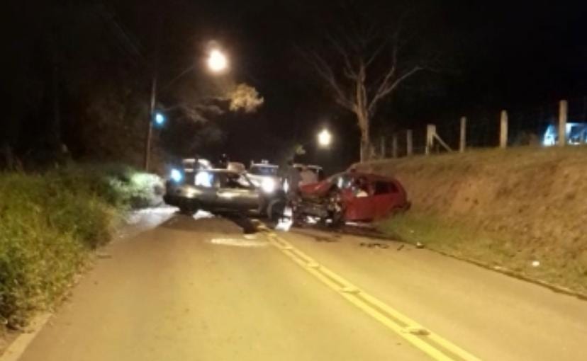 Colisão frontal entre dois veículos interrompe o trânsito na Arthur José Soares
