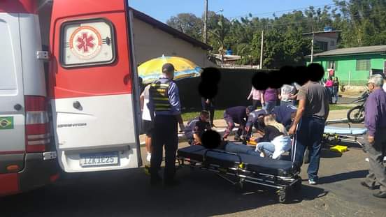 Casal de motociclistas fica ferido após colisão com carro em Cachoeirinha
