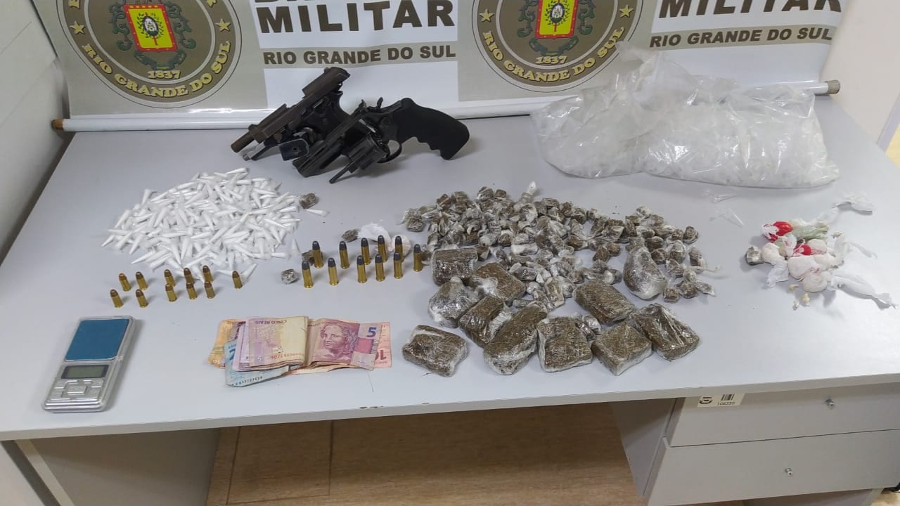 Brigada Militar prende homem com armas e drogas em Gravataí