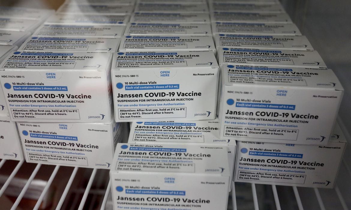 Chega ao Brasil novo lote com 300 mil doses da vacina da Janssen