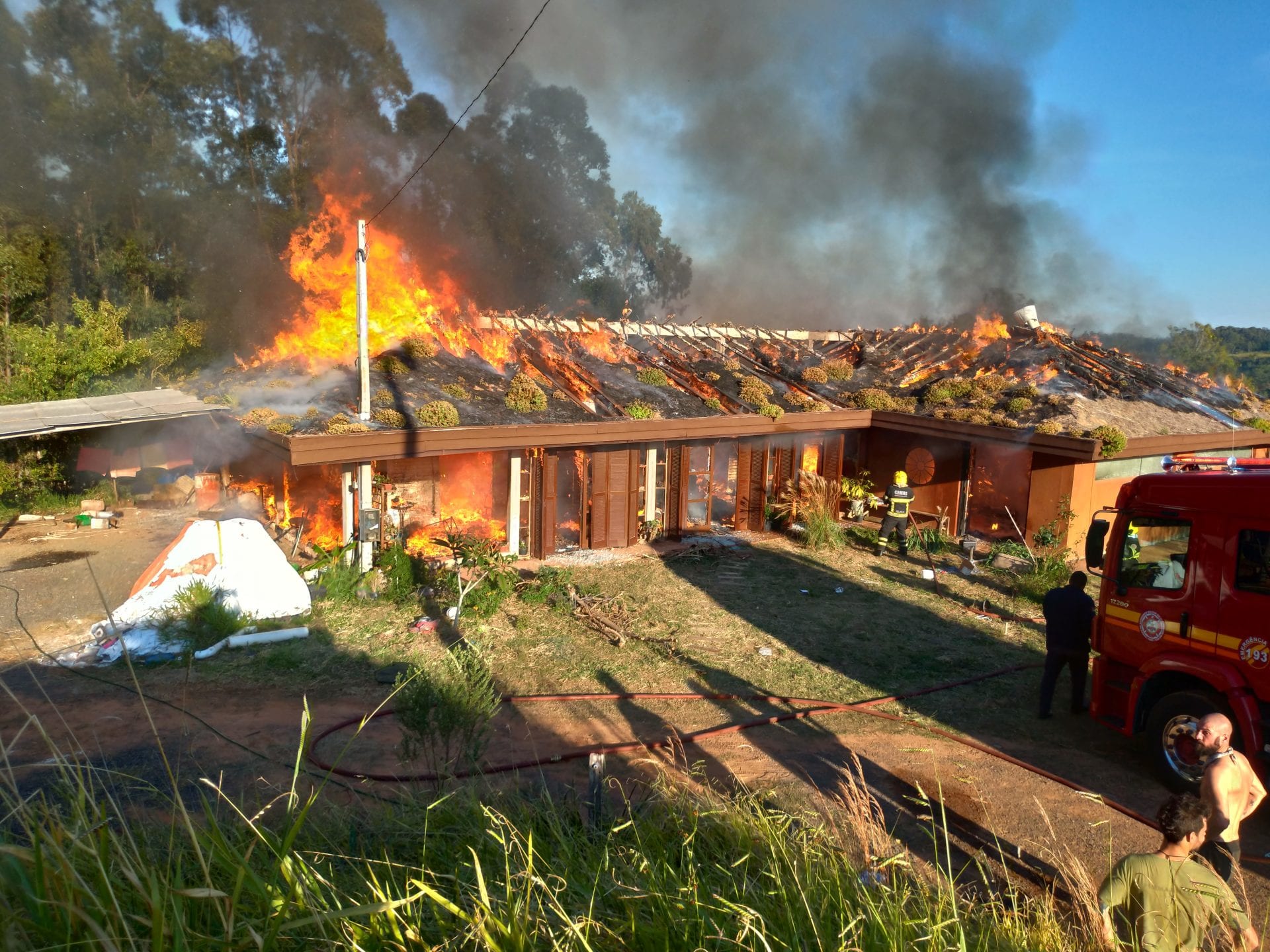 Incêndio destrói casa em que moravam quatro famílias em Gravataí