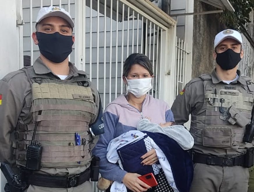 Policiais Militares de Cachoeirinha salvam bebê engasgado com leite materno