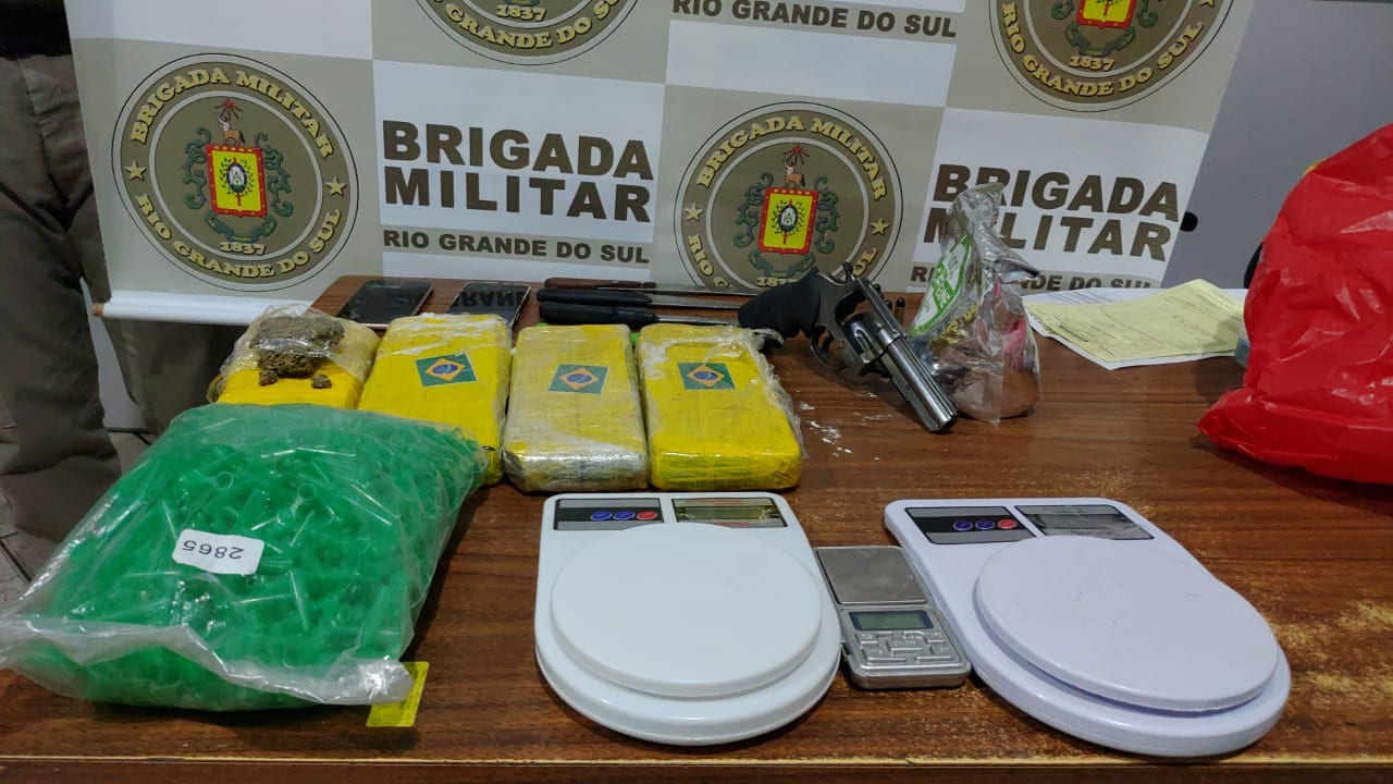 Quatro pessoas são presas na madrugada transportando drogas em Gravataí