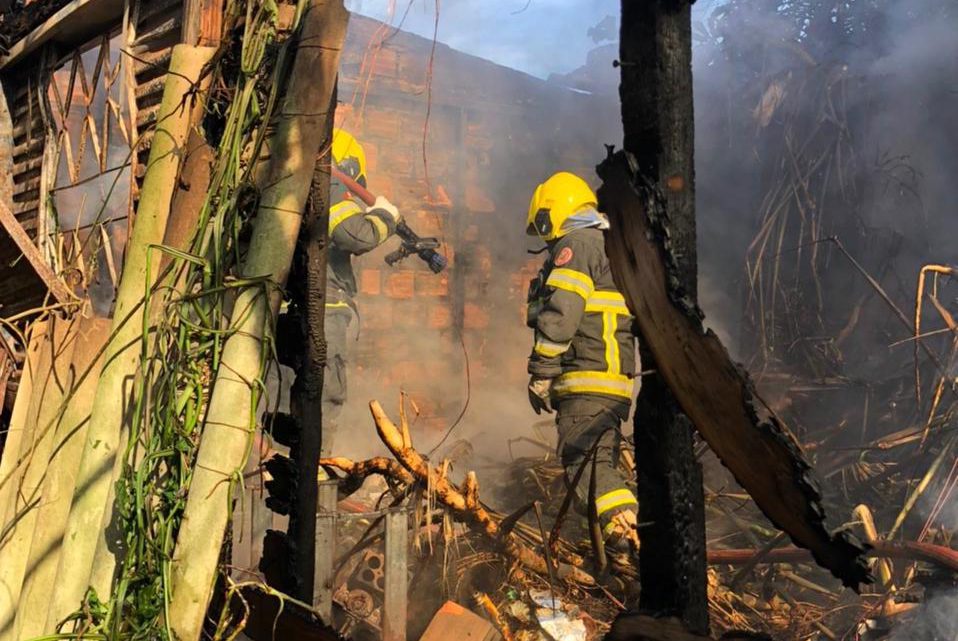 Idosa morre carbonizada em incêndio na própria casa em Gravataí