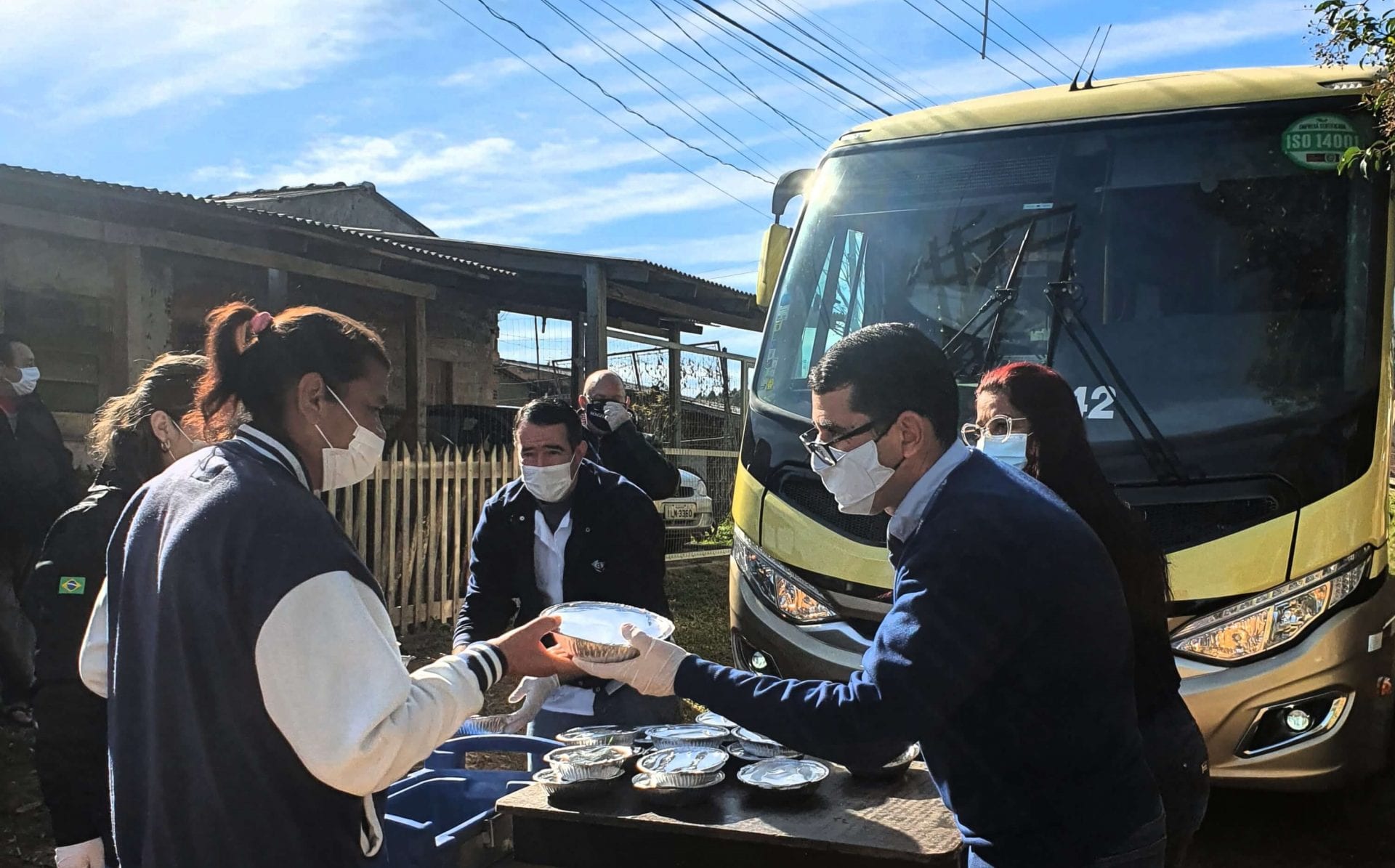 Sogil, Dana e Prefeitura de Gravataí entregam marmitas em comunidade de Gravataí