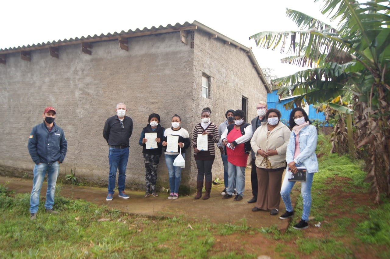 Moradores da comunidade do Quilombo Manoel Barbosa recebem certidão de nascimento
