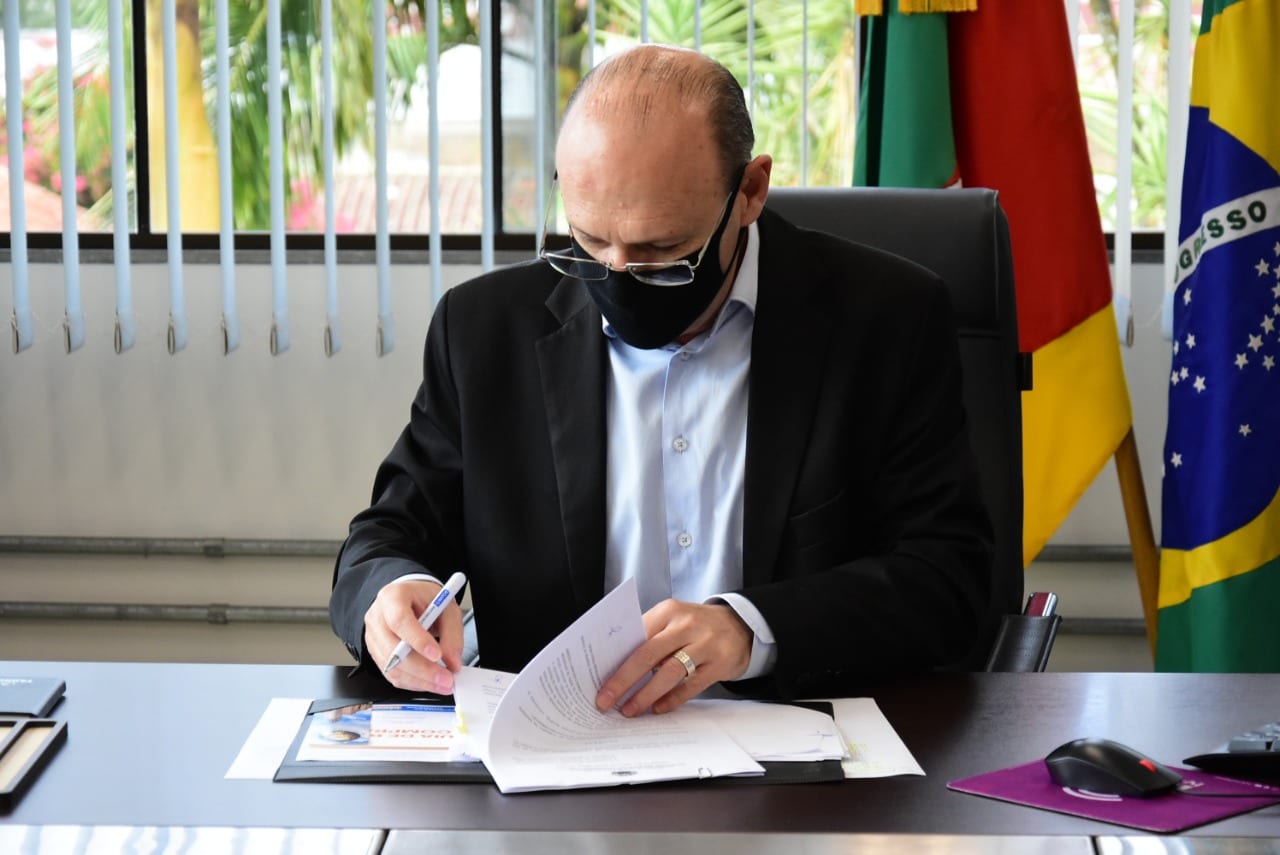Miki Breier comemora decisão da Justiça que rejeita o seu afastamento da Prefeitura de Cachoeirinha