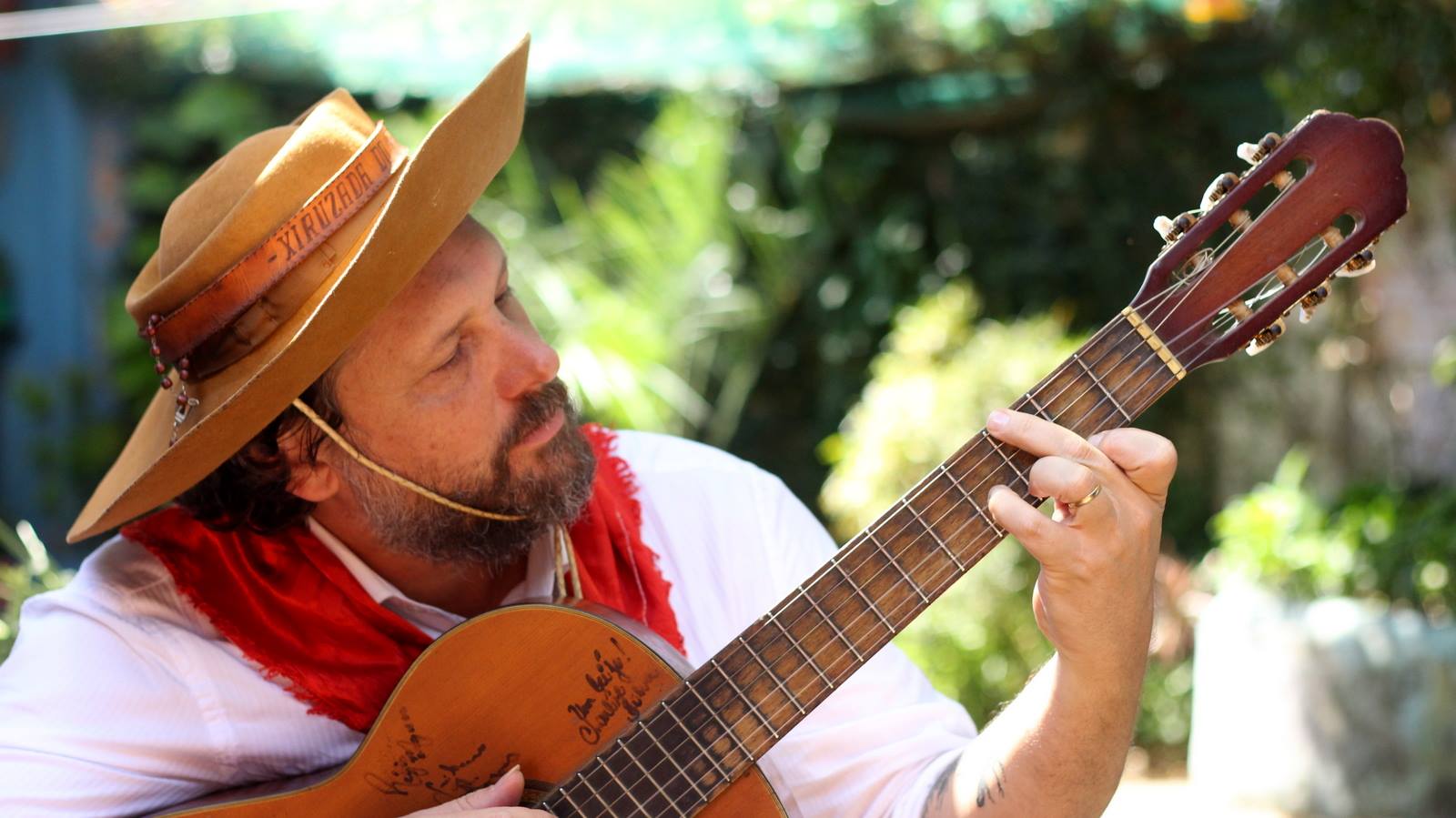 Músico tradicionalista de Cachoeirinha lança clipe com composição em homenagem aos pais