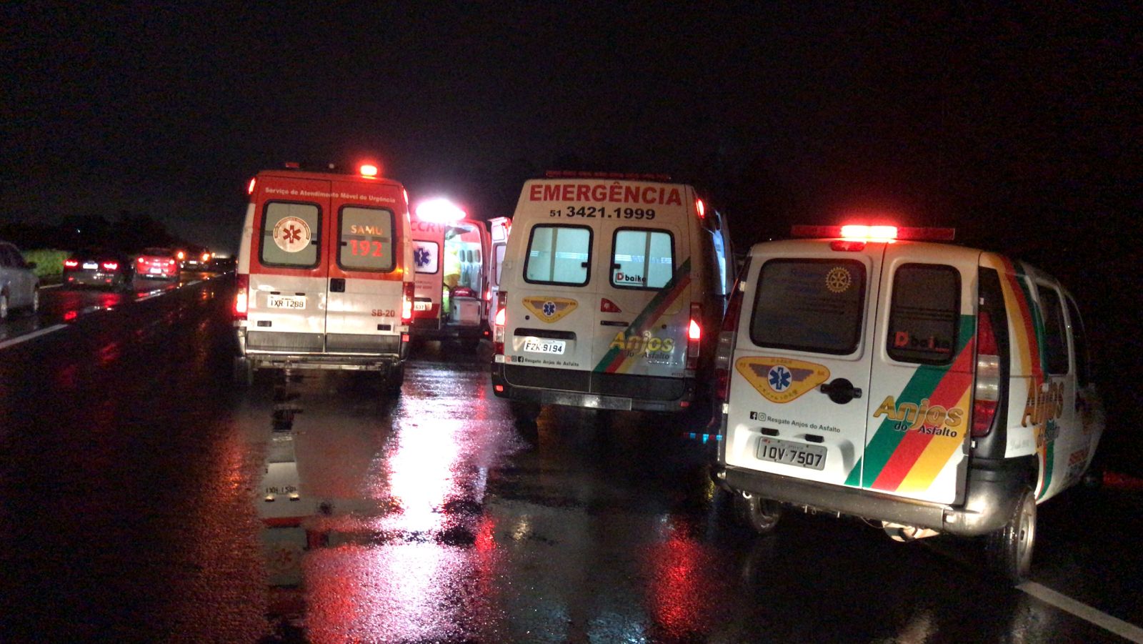Ônibus tomba na Freeway em Gravataí e deixa oito pessoas feridas