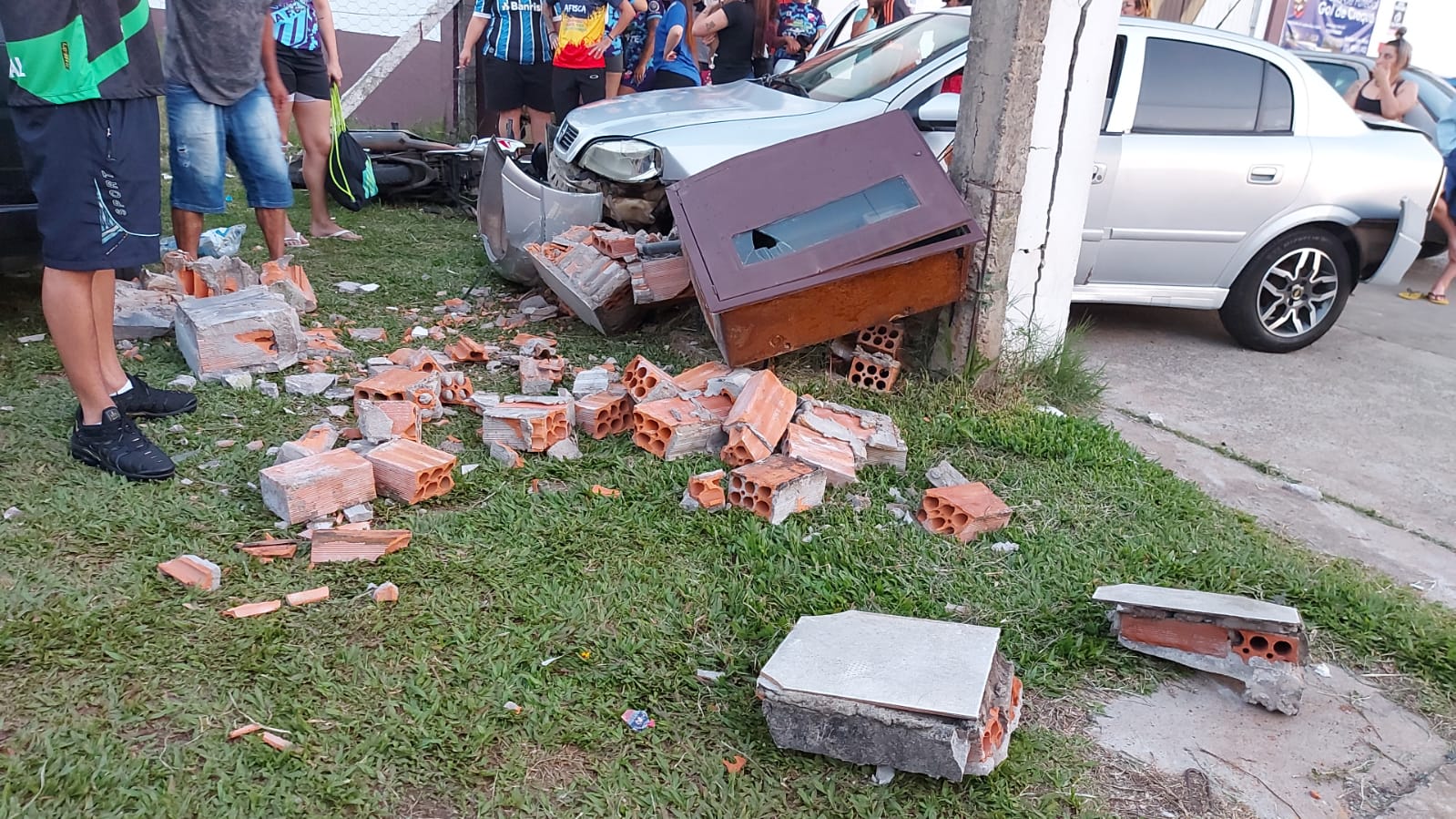 Vídeo | Motorista perde o controle de caminhonete e atinge carro que é lançado contra poste em Gravataí