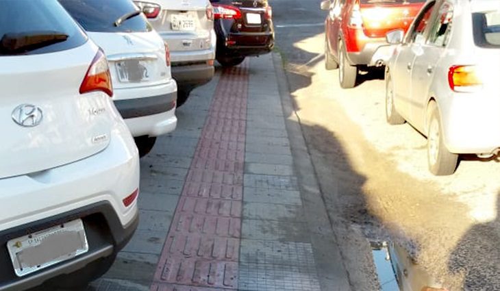 Campanha em Gravataí quer conscientizar motoristas que estacionam em passeios de pedestres