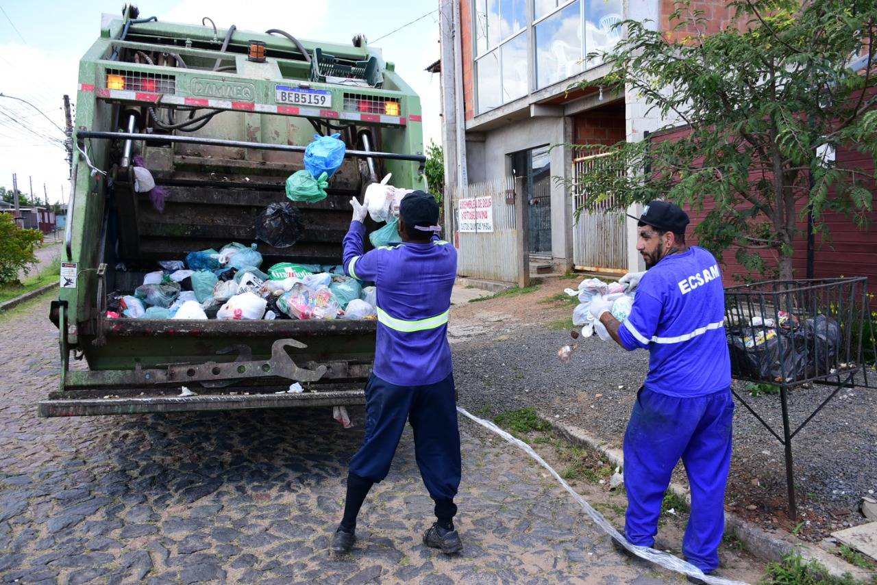Caminhões chegam de Minas Gerais para reforçar recolhimento do lixo em Cachoeirinha