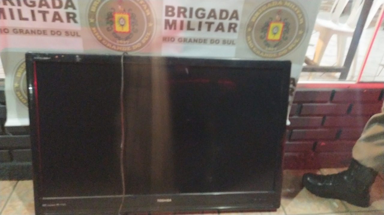 Homem é preso ao furtar televisão de restaurante em Gravataí