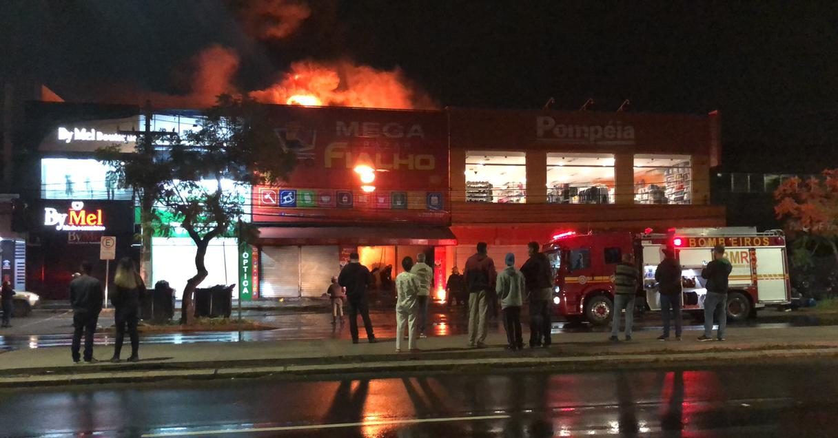 Incêndio consome loja na Avenida Flores da Cunha em Cachoeirinha