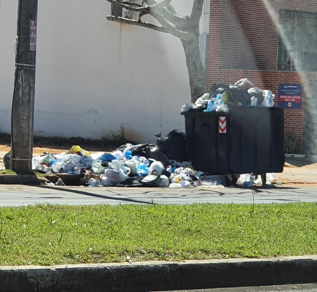 Centro das investigações na política, lixo se acumula nas ruas de Cachoeirinha