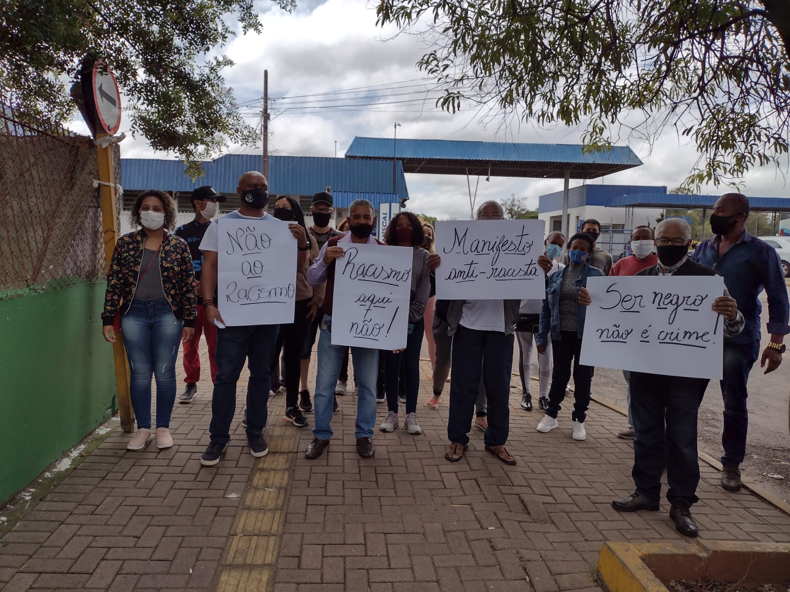Protesto contra o racismo é registrado na sede da Transcal após falsa acusação de roubo