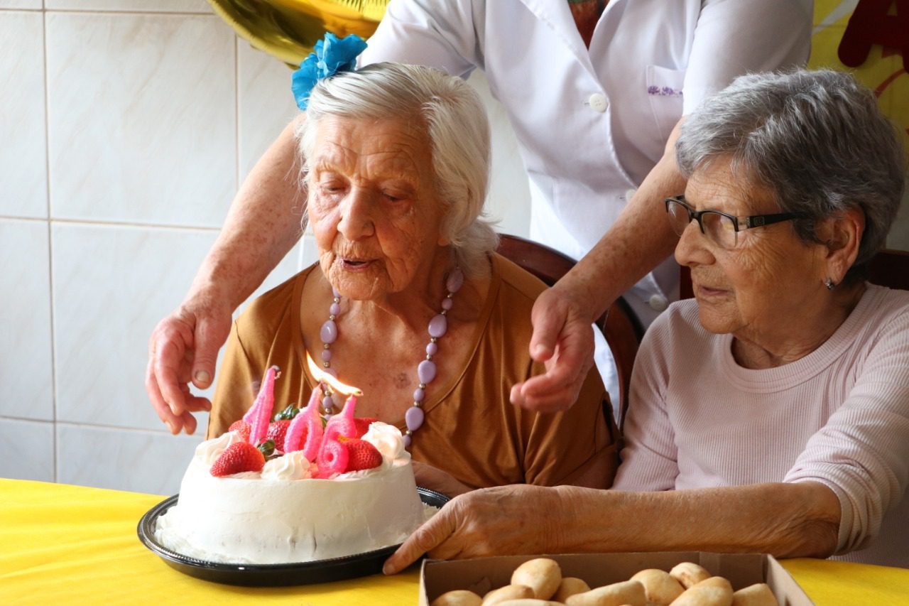 Comemorando 106 anos, dona Elvira ganhou uma festa da Prefeitura de Gravataí
