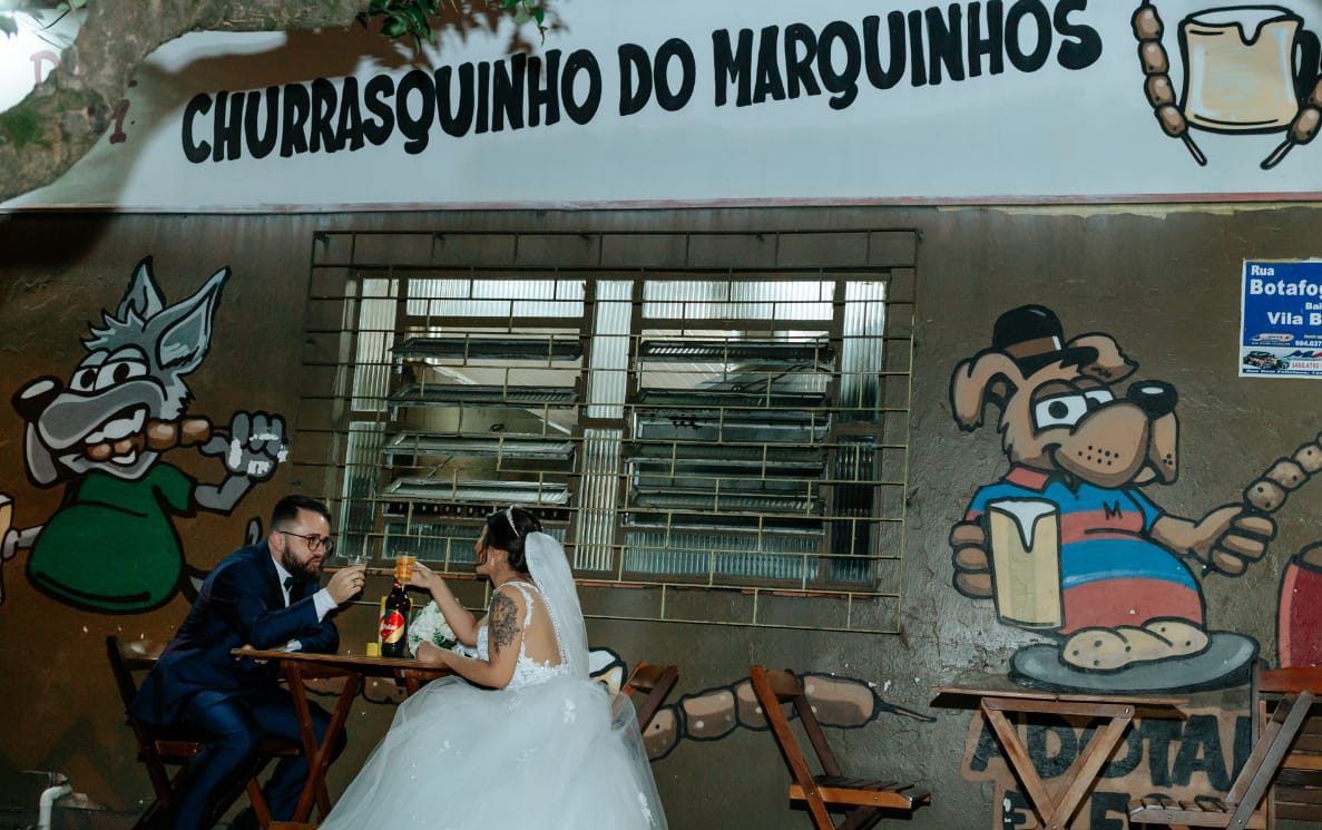 Casal de Gravataí viraliza após casar e fazer fotos em tradicional churrasquinho da cidade