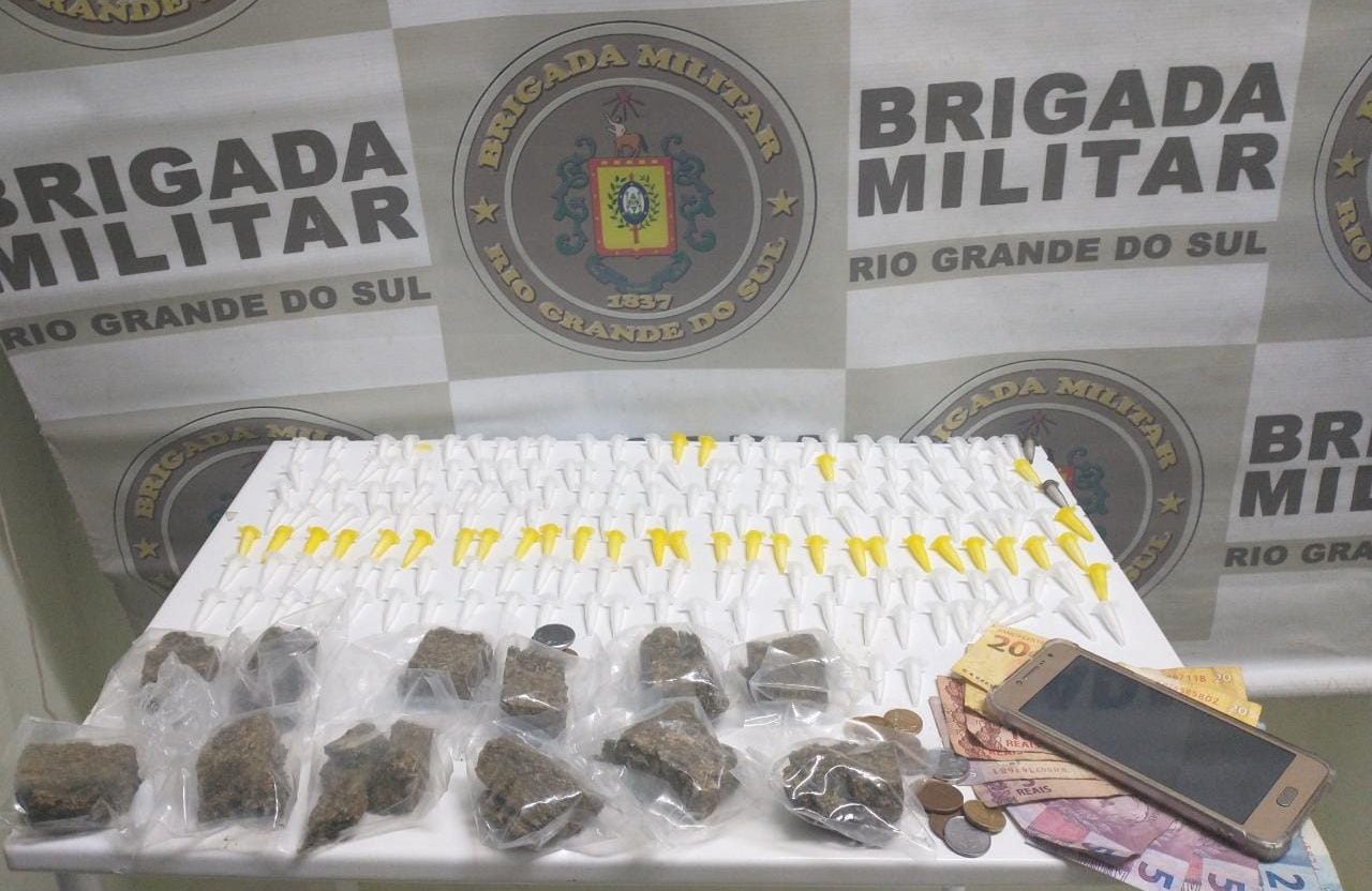 Brigada prende homem com quase 200 porções de drogas em Cachoeirinha