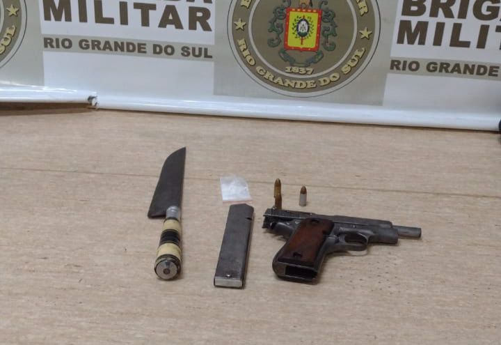 Homem é preso na madrugada com pistola, faca e cocaína em Gravataí