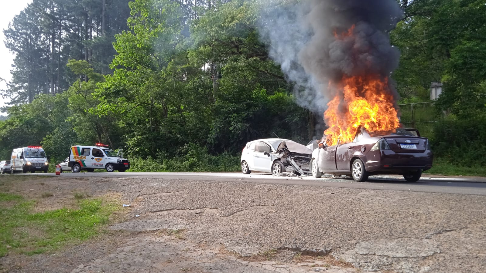 Colisão entre dois carros resulta em incêndio e duas pessoas feridas em Gravataí