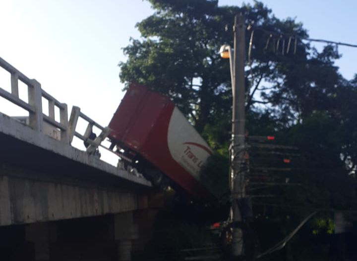 Caminhão colide contra mureta e fica suspenso em viaduto na ERS-118, em Gravataí