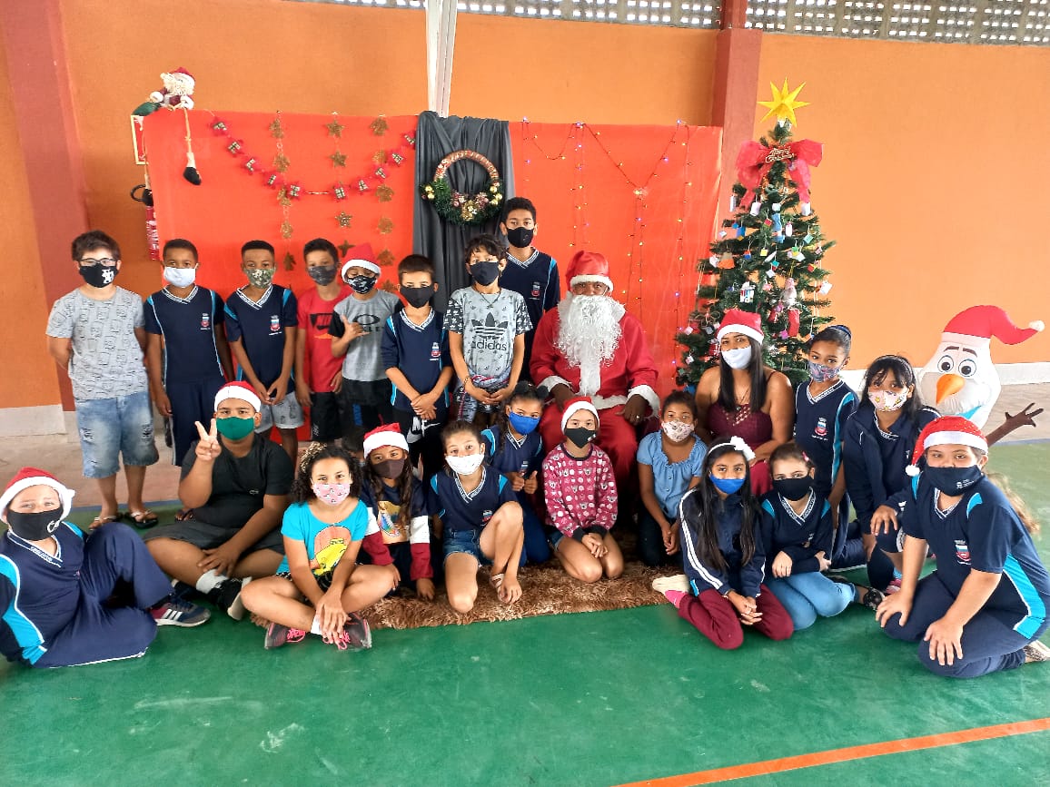 Escola Municipal de Gravataí promove festa de Natal com doação de brinquedos