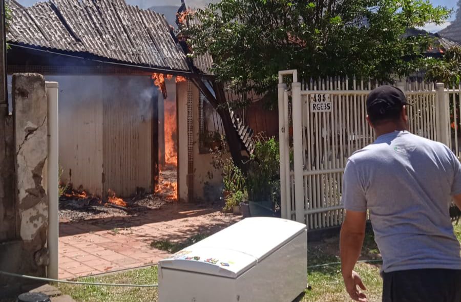 Bombeiros combatem incêndio em residência em Gravataí
