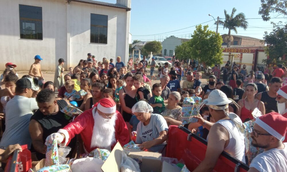 Bombeiros deram carona para o Papai Noel e distribuíram brinquedos em quatro bairros de Gravataí