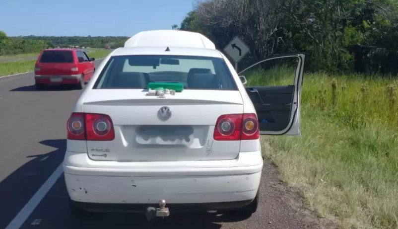 Carro com placas de Gravataí é apreendido com drogas no litoral; dois foram presos