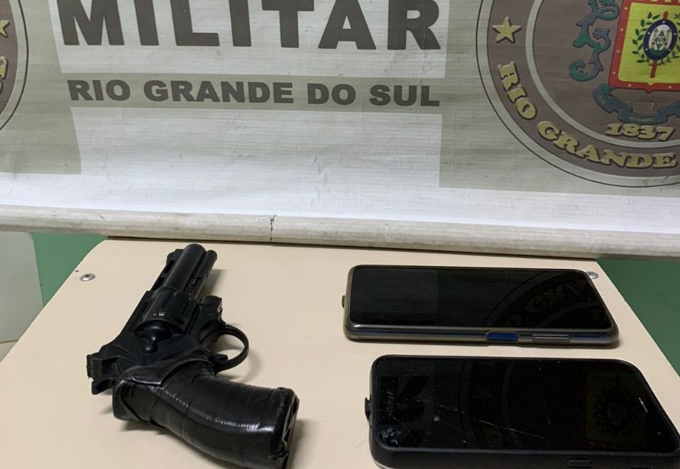 Homem é preso com simulacro de arma de fogo após roubo a pedestre em Cachoeirinha