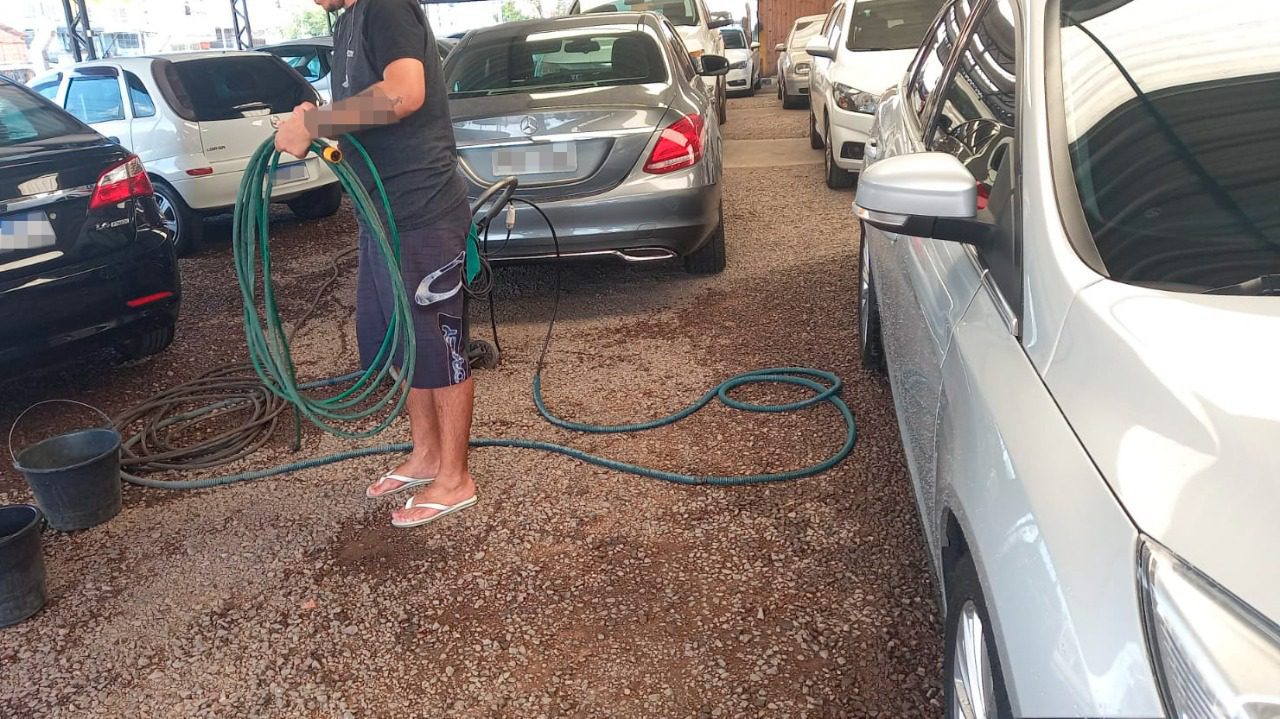 Guarda Municipal orienta comerciante que estava lavando carros com o uso de água contínua em Gravataí