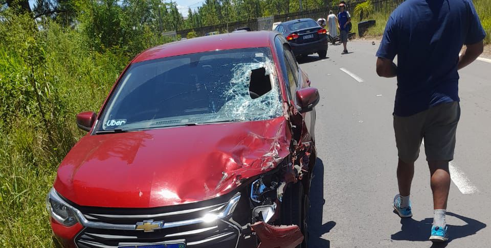Motoqueiro fica gravemente ferido após colisão envolvendo carro em Gravataí