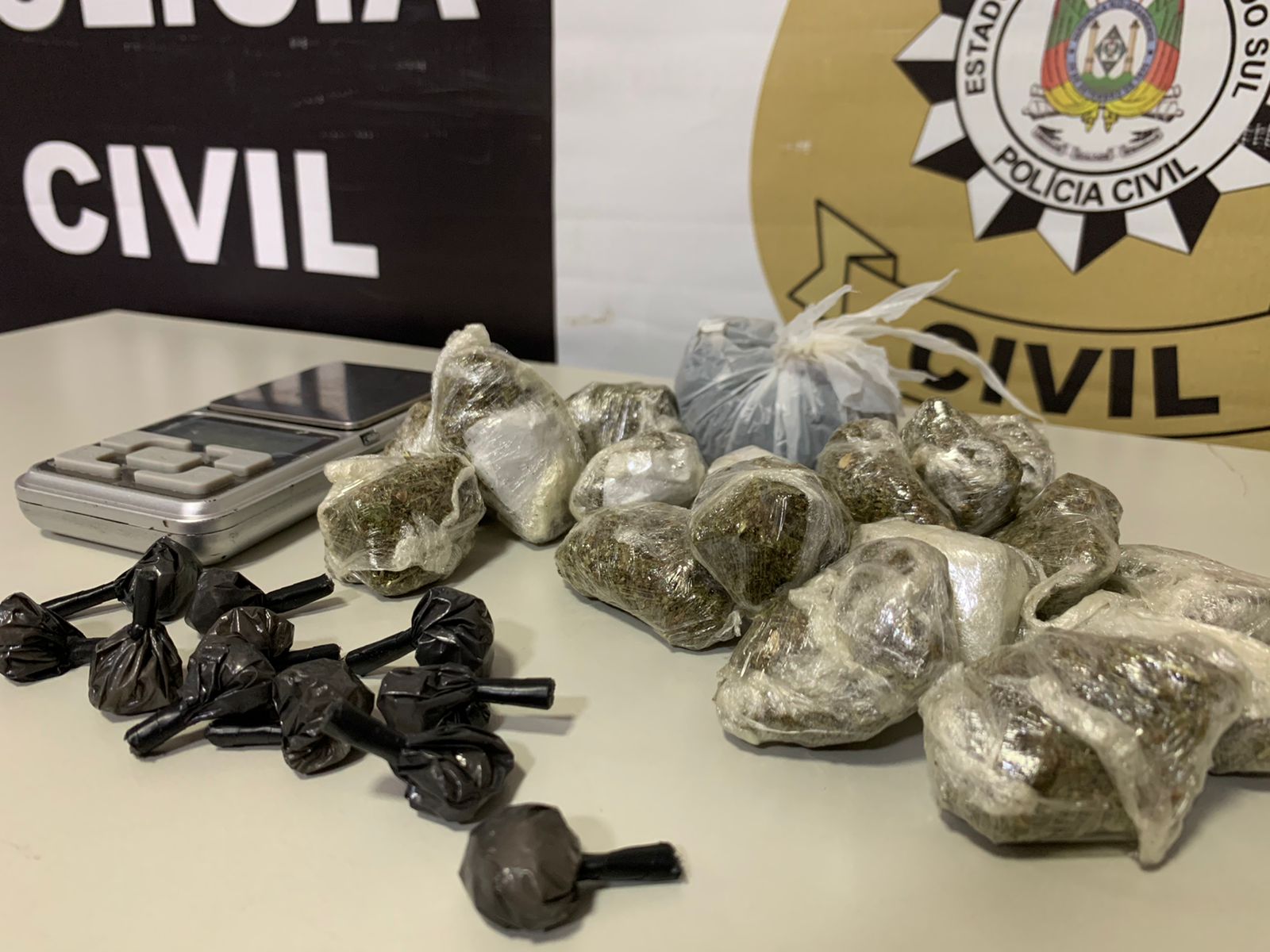 Polícia prende dois homens e desmantela ponto de venda de drogas em Gravataí