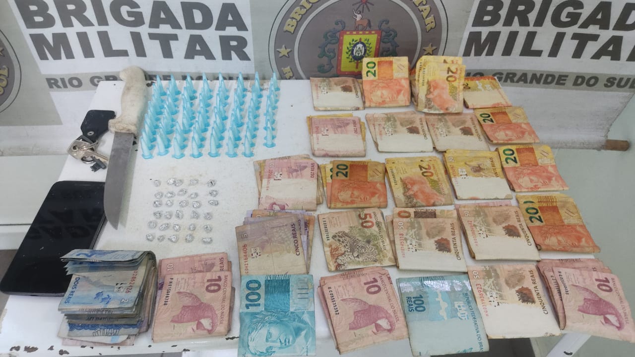 Brigada Militar prende dupla por tráfico e apreende mais de R$ 2 mil reais em Cachoeirinha