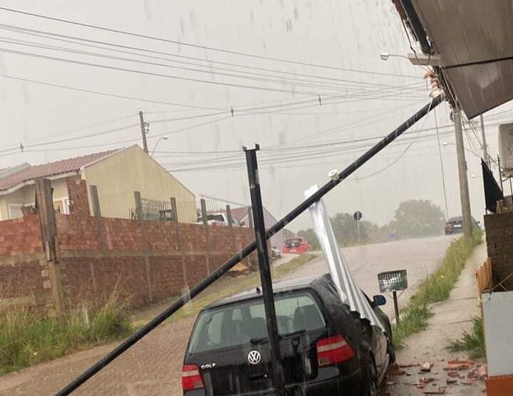 Defesa Civil estima que entre 40 e 60 casas sofreram danos por temporal em Cachoeirinha