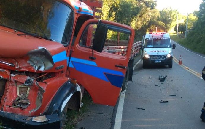 Colisão entre moto e caminhão deixa vítima fatal em Gravataí