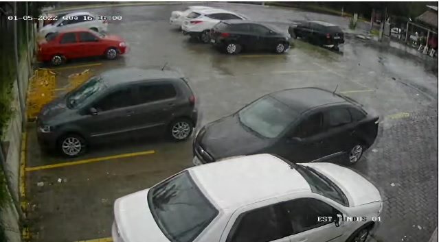 Vídeo | Câmeras de segurança flagram roubo de carro em estacionamento de Gravataí