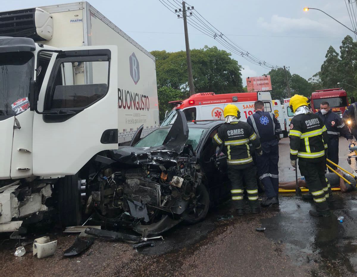 Colisão entre carro e caminhão deixa quatro pessoas feridas em Gravataí