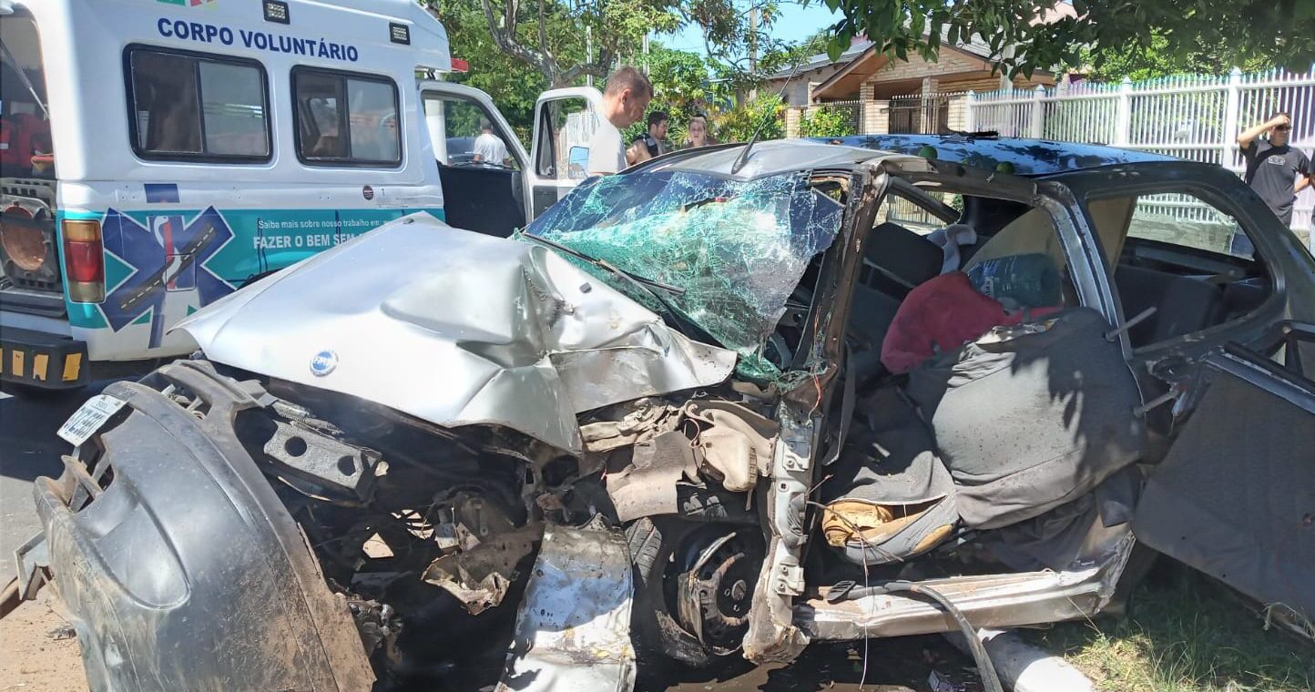 Colisão de carro em árvore deixa casal ferido em Gravataí