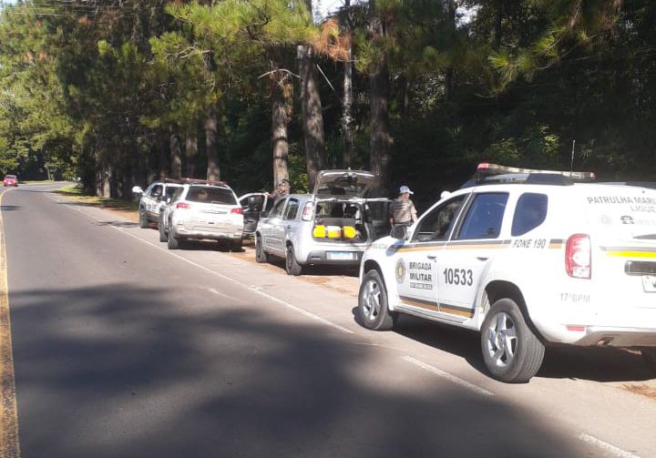 Três suspeitos de assaltos a motoristas de app são presos com carro roubado em Gravataí