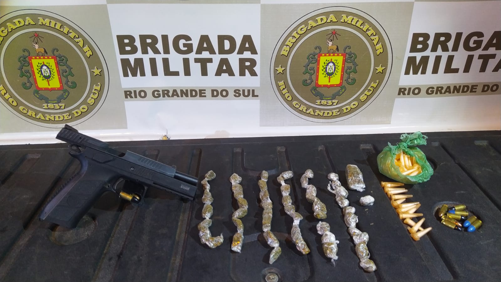 Homem é preso com mais de 120 porções de drogas e pistola em Gravataí
