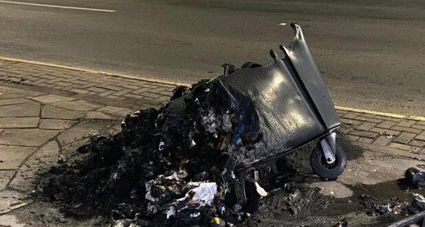 Vândalos incendeiam cinco contêineres de lixo em Cachoeirinha