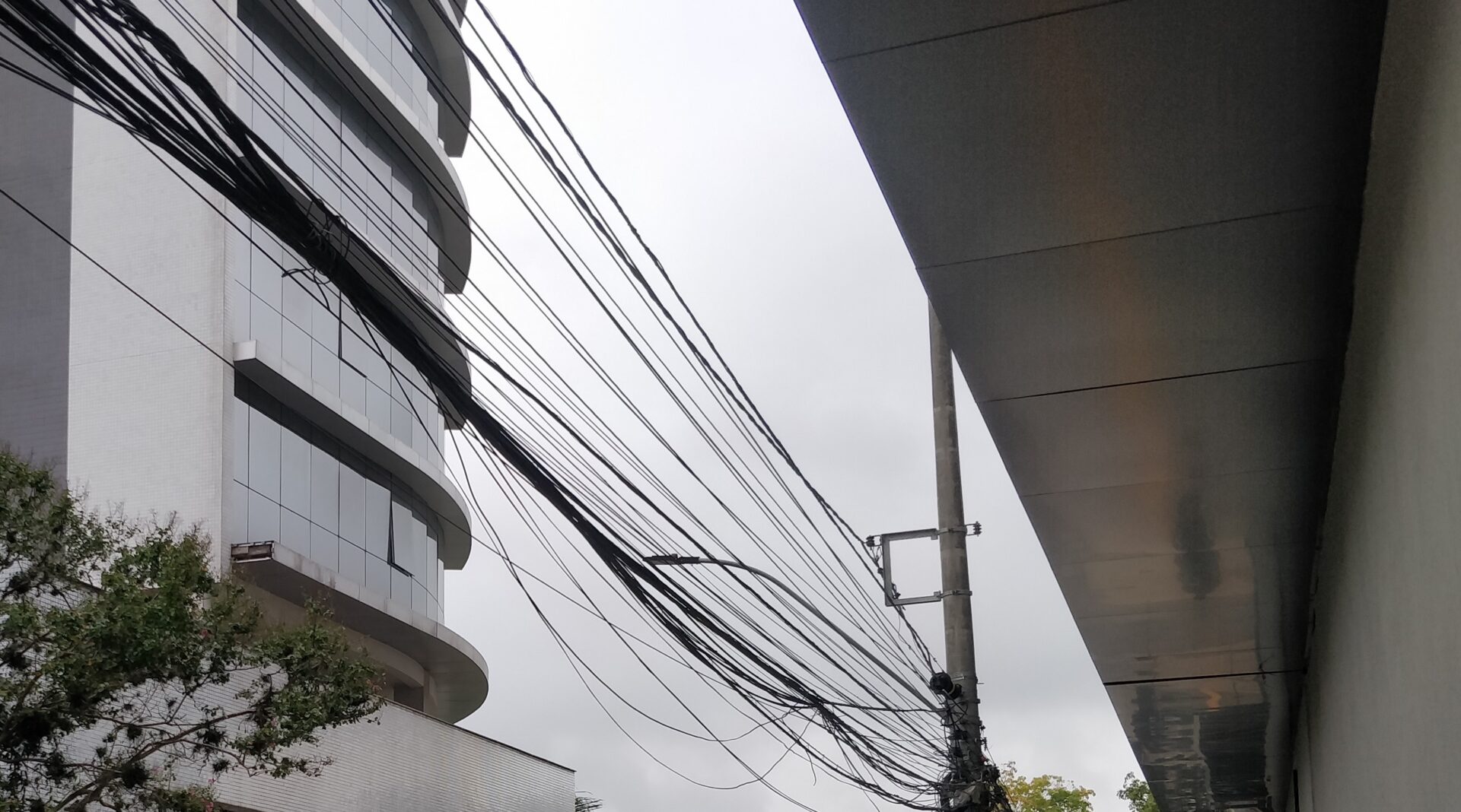 Prefeitura de Gravataí emite 50 notificações, em um dia, contra a RGE por fios soltos