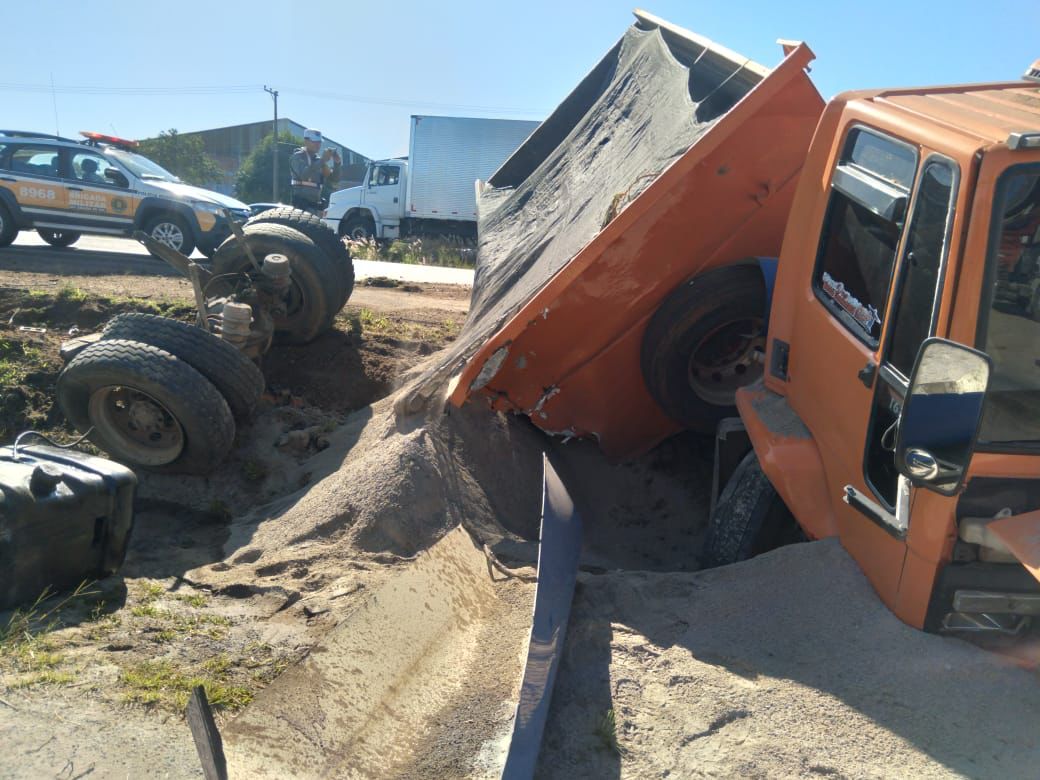 Caminhão colide em placa de posto na ERS-118, em Gravataí