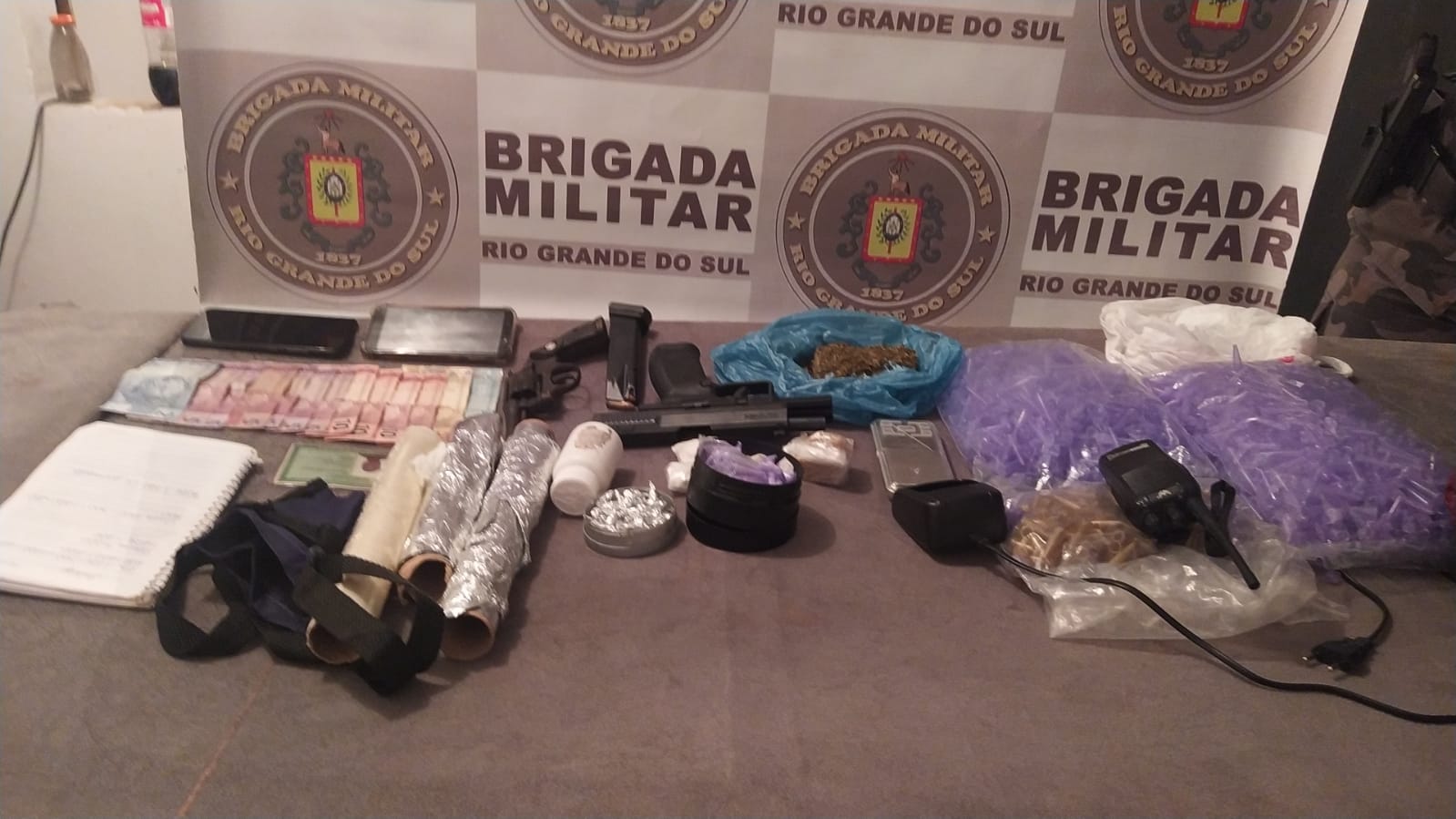Brigada Militar prende três e derruba ponto de tráfico de drogas em Gravataí