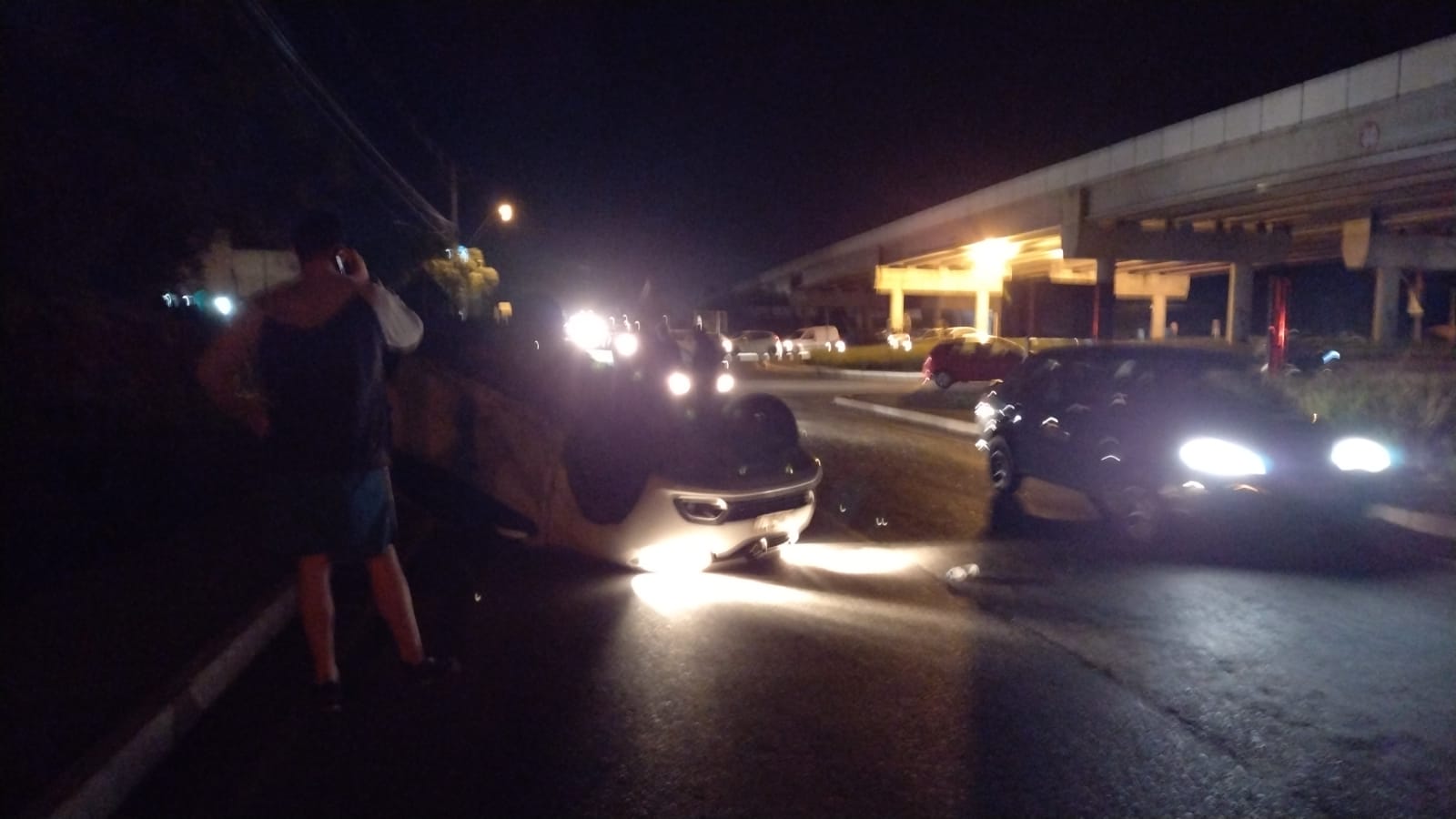 Colisão entre dois carros deixa duas pessoas feridas em Gravataí