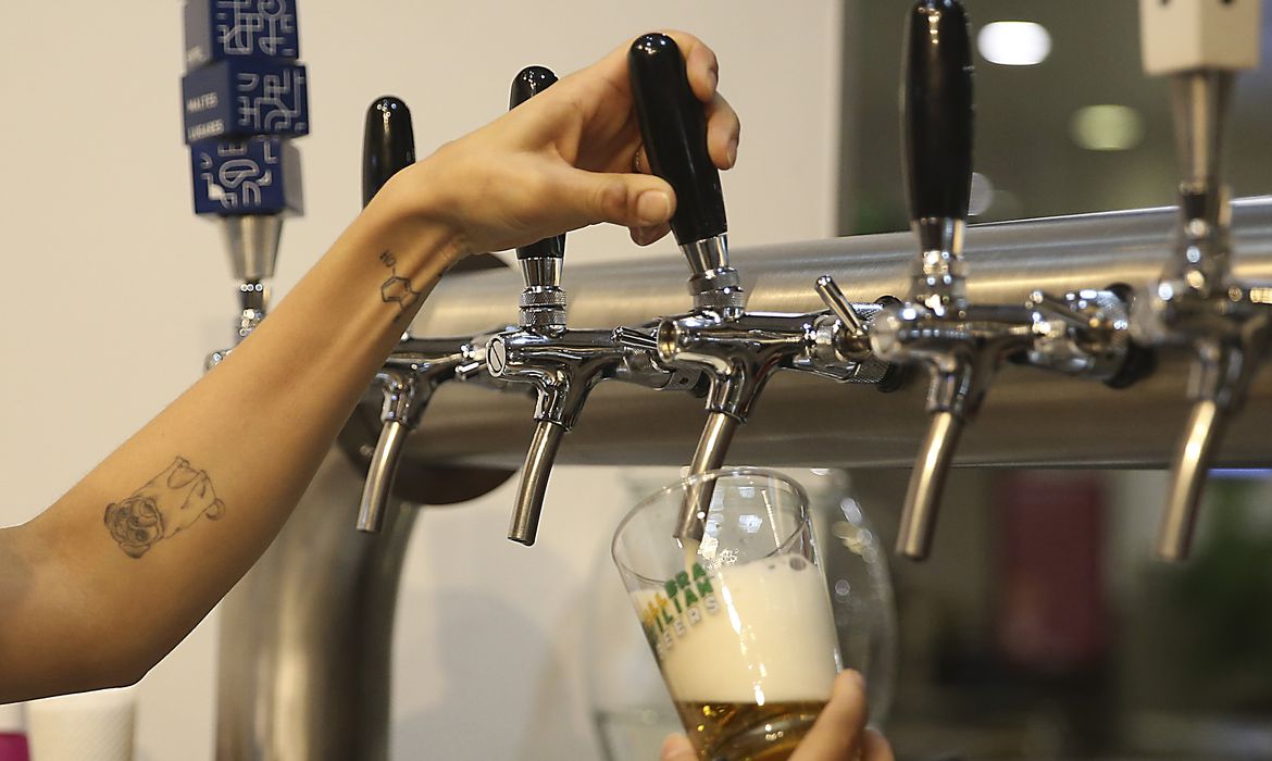 Guerra da Ucrânia vai deixar cerveja mais cara no Brasil