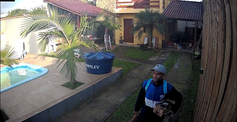 Câmera flagra criminoso furtando residência em Gravataí